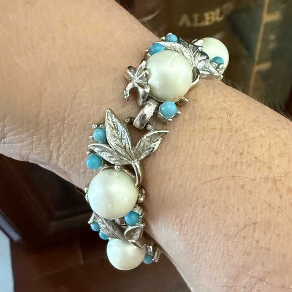 Sarah Coventry faux pearl turquoise silver tone metal heavy set bracelet - Picture 6 of 6
